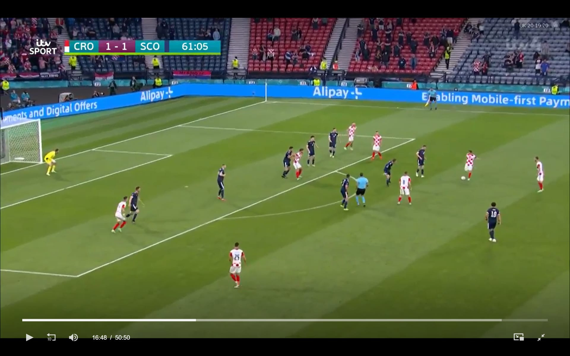 Modrić tung ra đường chuyền trivela sắc bén vòng qua hàng phòng ngự đối phương