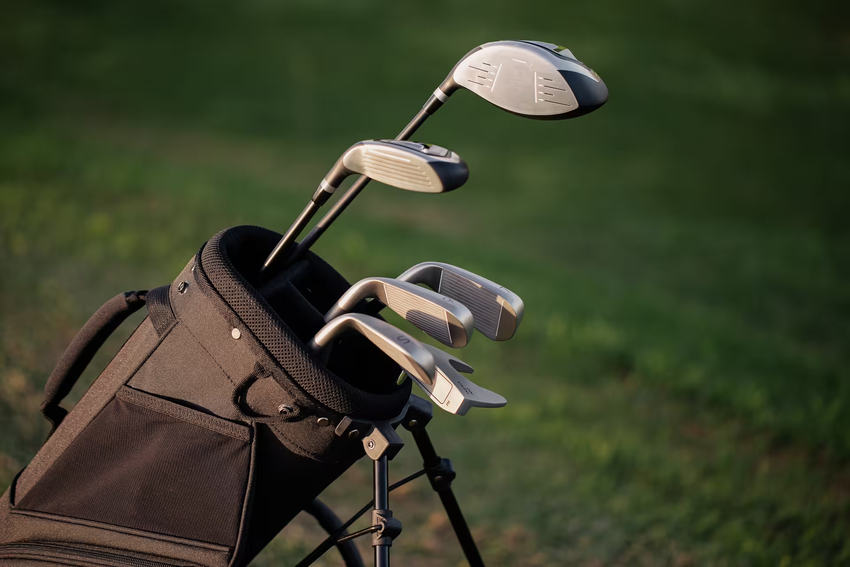Túi gậy golf với tối đa 14 gậy hợp lệ theo luật chơi golf