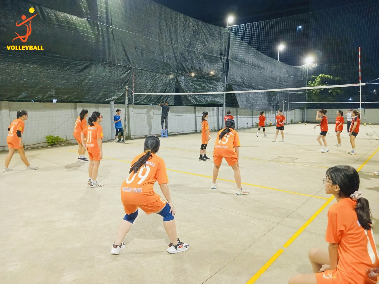 Một buổi học thực hành các hiệu tay của trọng tài bóng chuyền