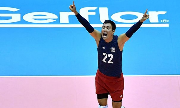 Một cầu thủ Mỹ trong pha tấn công tại World Cup Bóng Chuyền Nam 2019 đối đầu với hàng chắn
