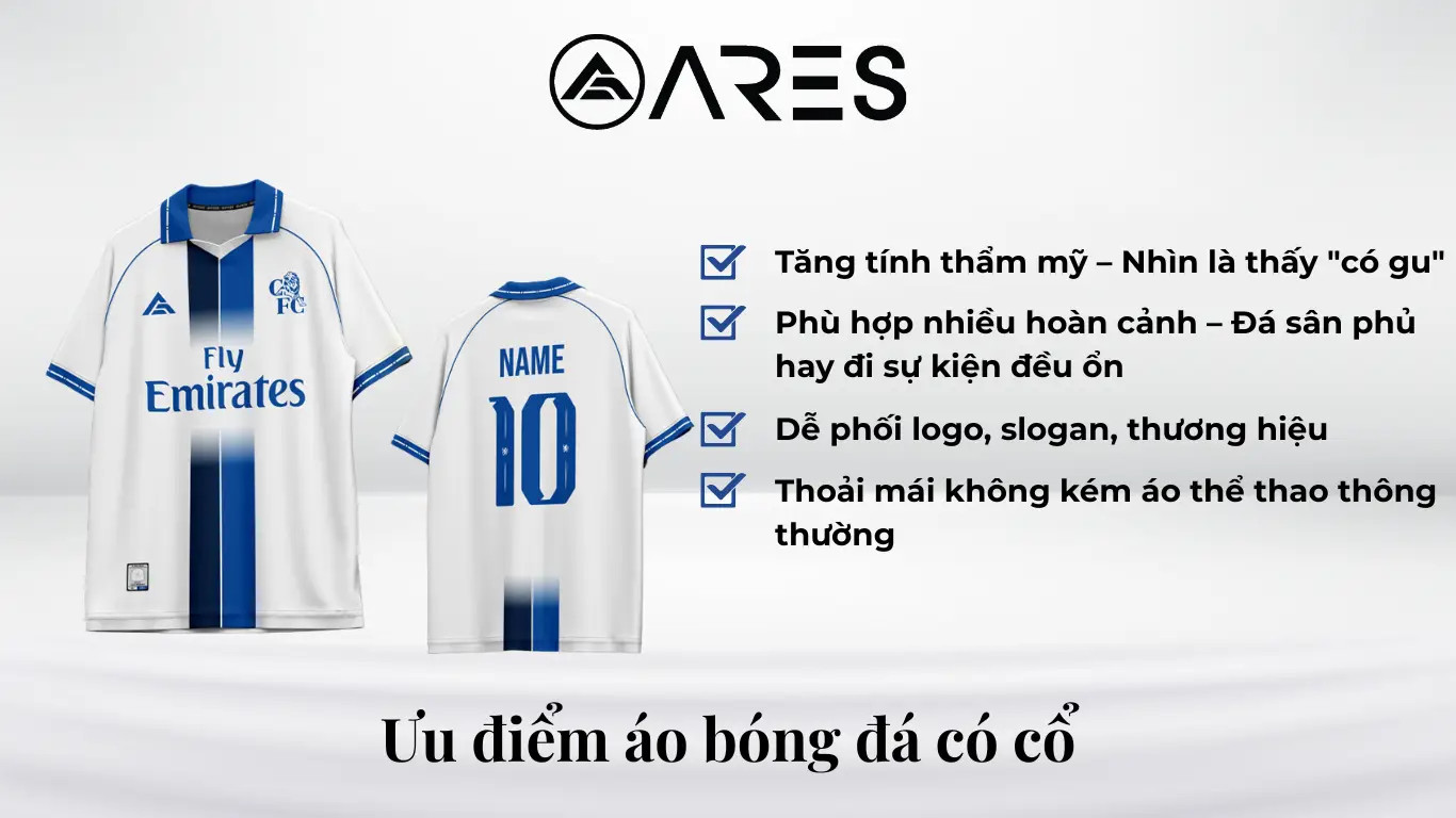 Một đội bóng đá đang đứng tạo dáng trên sân, tất cả đều mặc áo bóng đá có cổ màu đỏ.