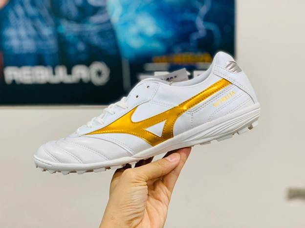Một đôi giày bóng đá Mizuno với đường may và chất liệu kém chất lượng, có thể là dấu hiệu của hàng giả