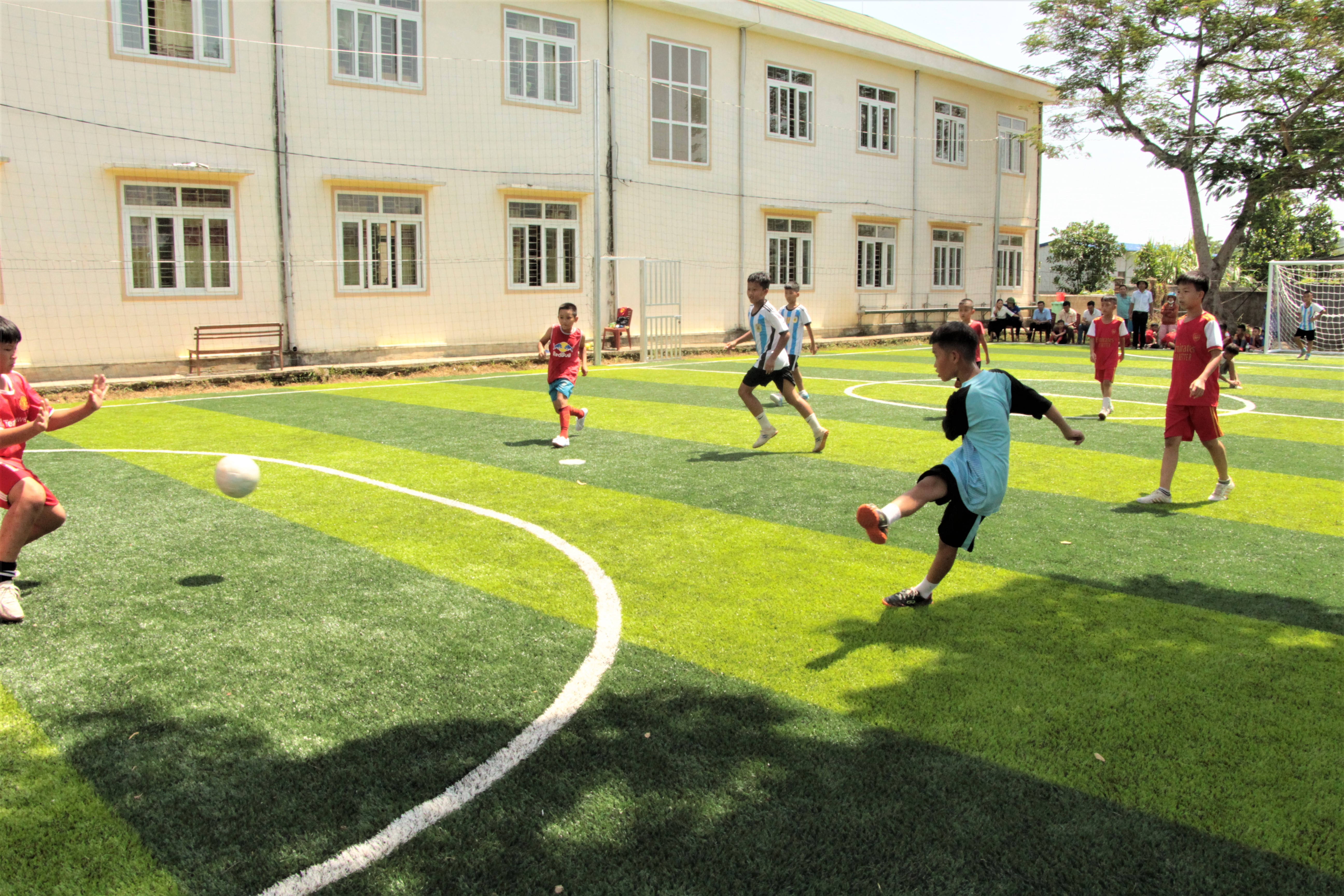 Một góc lễ bàn giao sân bóng đá tại trường tiểu học Hạnh Lâm, thể hiện sự quan tâm của cộng đồng và các dự án sân bóng đá Lan Anh.