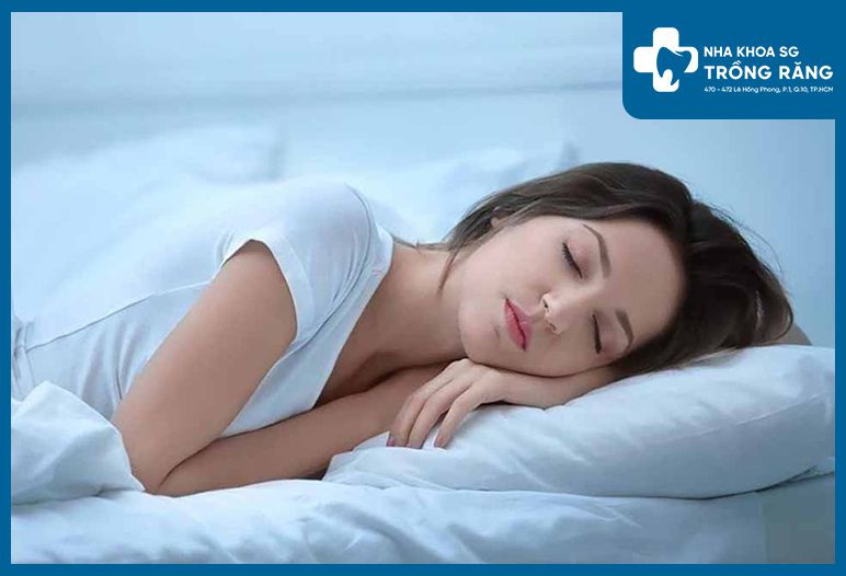 Một người đàn ông đang xem xét cẩn thận, tượng trưng cho việc huấn luyện viên phân tích kỹ lưỡng trước khi thay người.