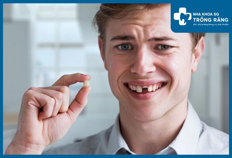 Một người đang suy tư, có thể đang cân nhắc các phương án thay người trong chiến thuật bóng đá.