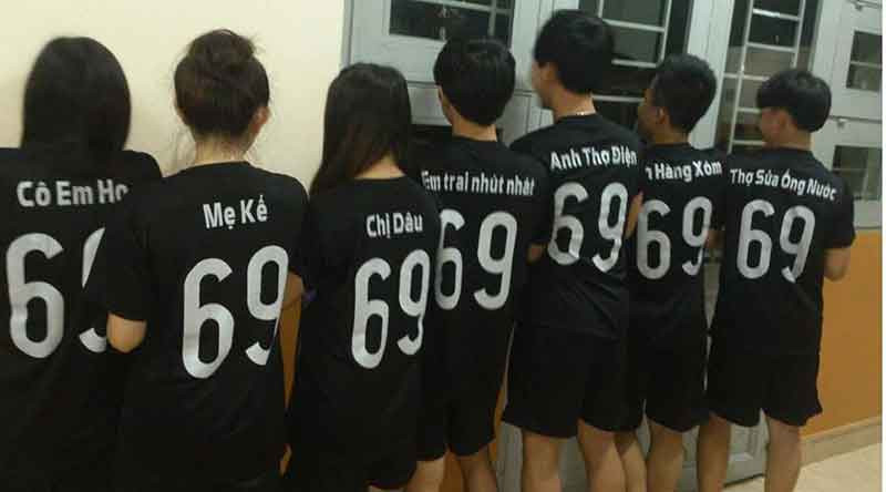 Một nhóm cầu thủ bóng đá nam đang đứng trên sân với áo đấu có tên đội và số cá nhân