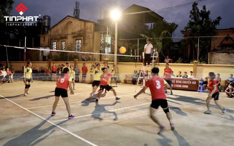 Một nhóm vận động viên bắt tay sau trận đấu, minh họa tầm quan trọng của việc tôn trọng đối thủ và trọng tài trong bóng chuyền