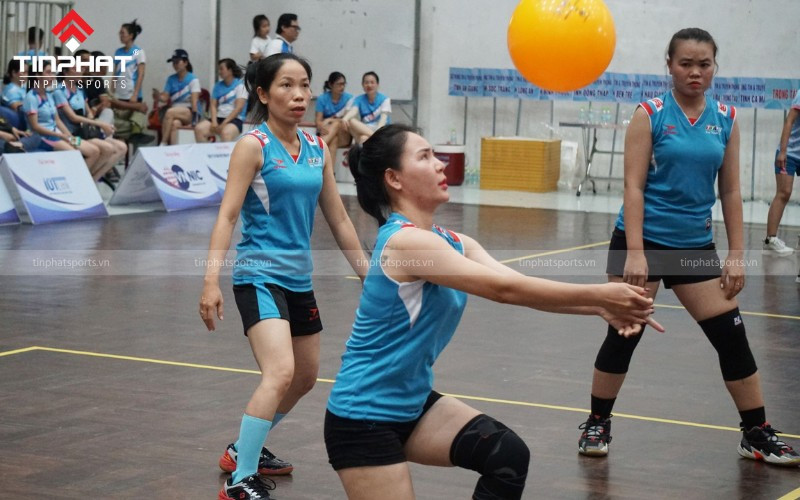 Một nhóm vận động viên đang thực hiện động tác chuyền bóng, minh họa quy định về cách đánh bóng trong bóng chuyền