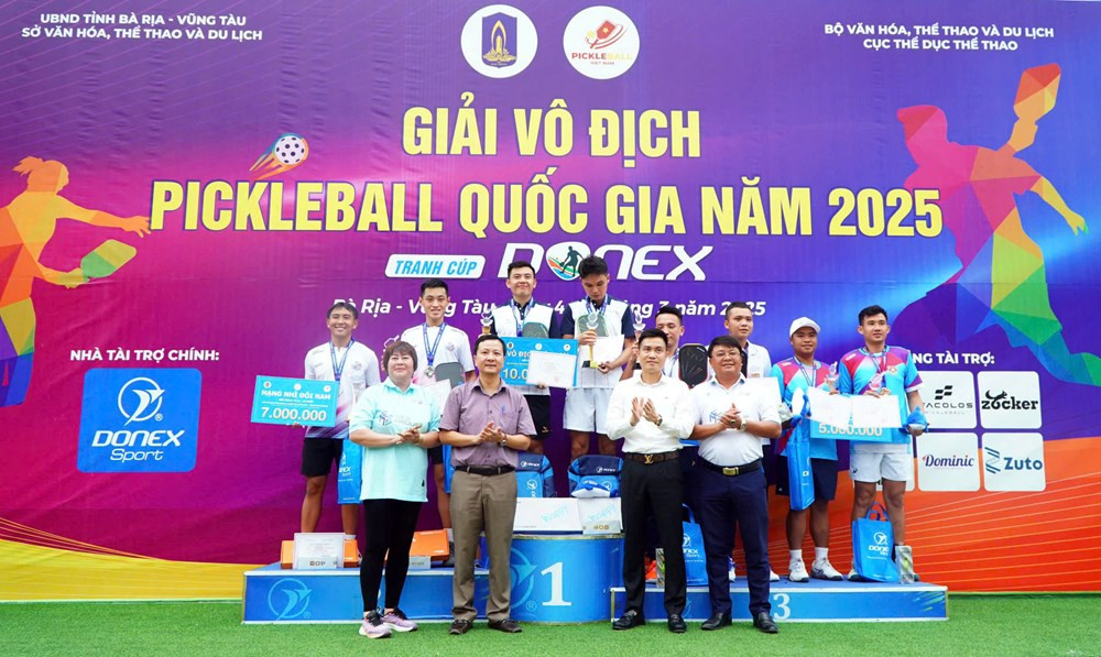 Một nhóm vận động viên Pickleball chụp ảnh lưu niệm sau ngày thi đấu sôi nổi.