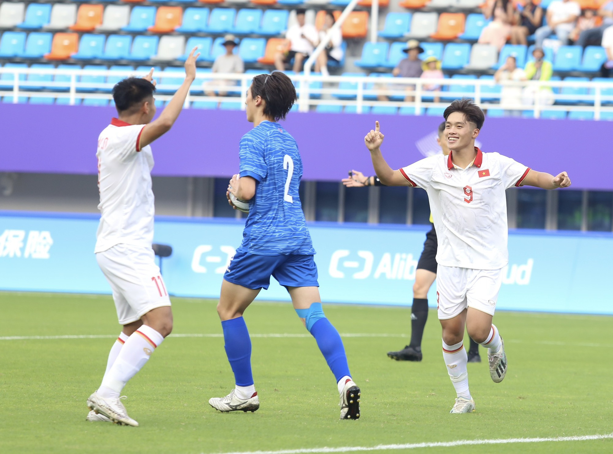 Một số hình ảnh đáng nhớ trong trận đấu ra quân của Olympic Việt Nam tại ASIAD 19.
