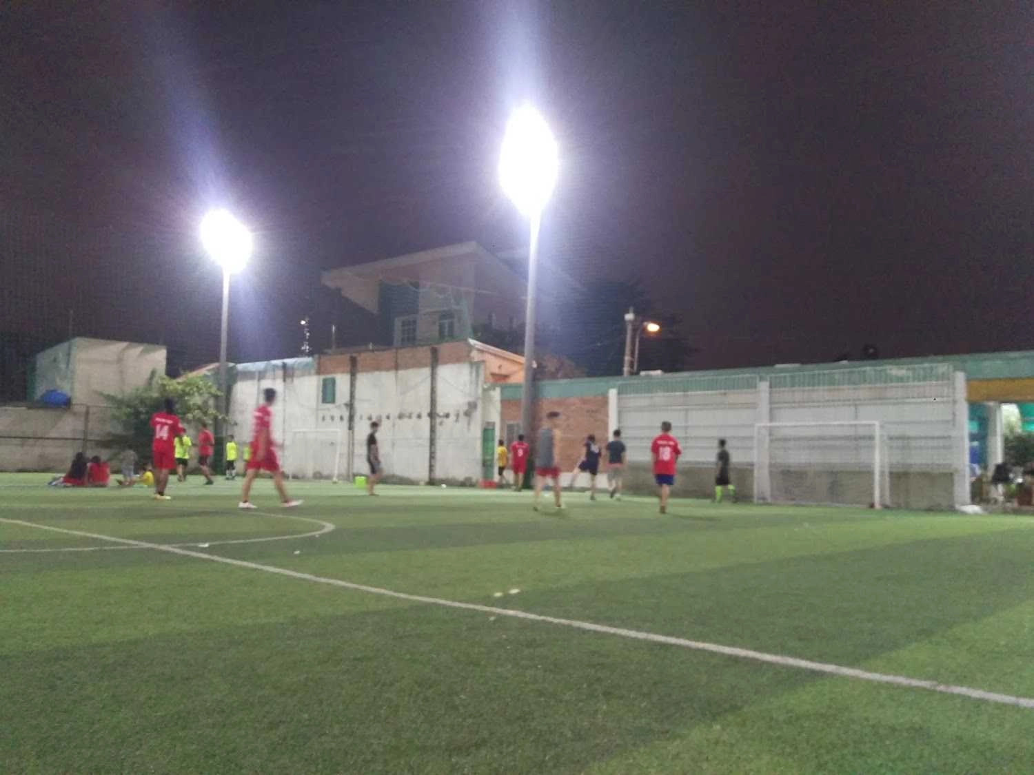 Một trận đấu đang diễn ra tại sân bóng đá mini Bình Minh vào buổi tối