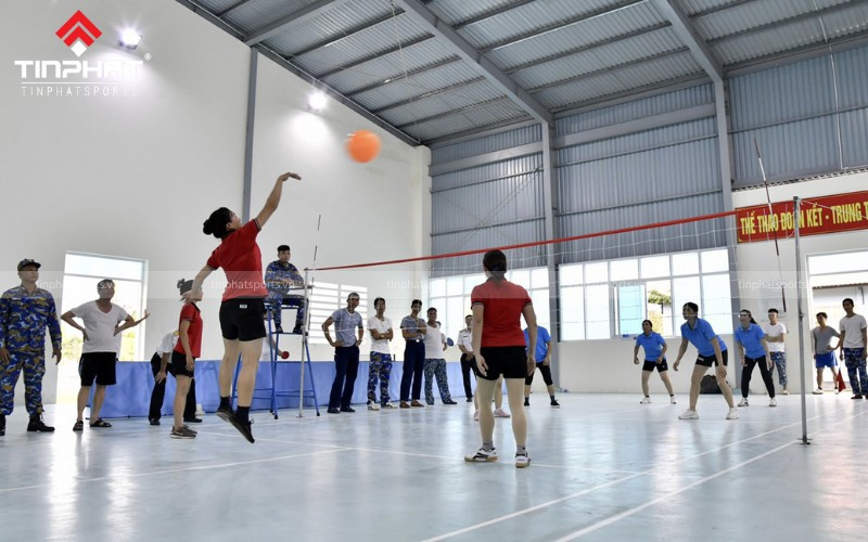 Một vận động viên bóng chuyền đang bật nhảy để đập bóng, minh họa lỗi đạp vạch 3 mét trong tấn công