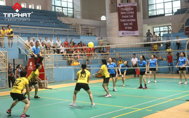Một vận động viên bóng chuyền đang học luật, minh họa tầm quan trọng của việc nắm vững luật chơi