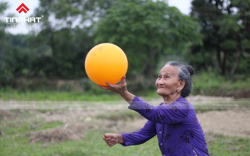 Một vận động viên đang chuẩn bị phát bóng, minh họa quy định về phát bóng trong bóng chuyền