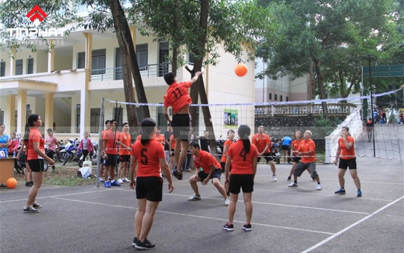 Một vận động viên đang thực hiện cú đánh, minh họa lỗi qua đường ở giữa sân trong bóng chuyền