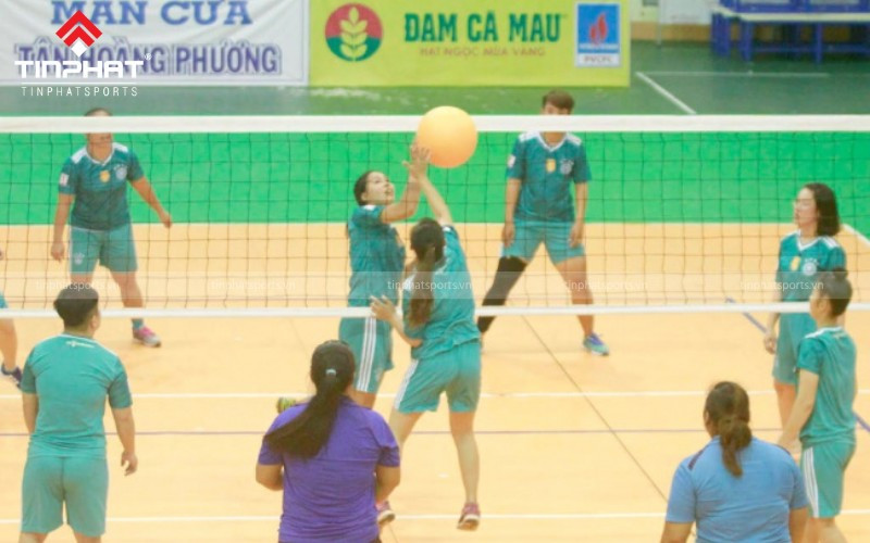Một vận động viên đang thực hiện cú đánh trên lưới, minh họa lỗi chạm lưới trong bóng chuyền