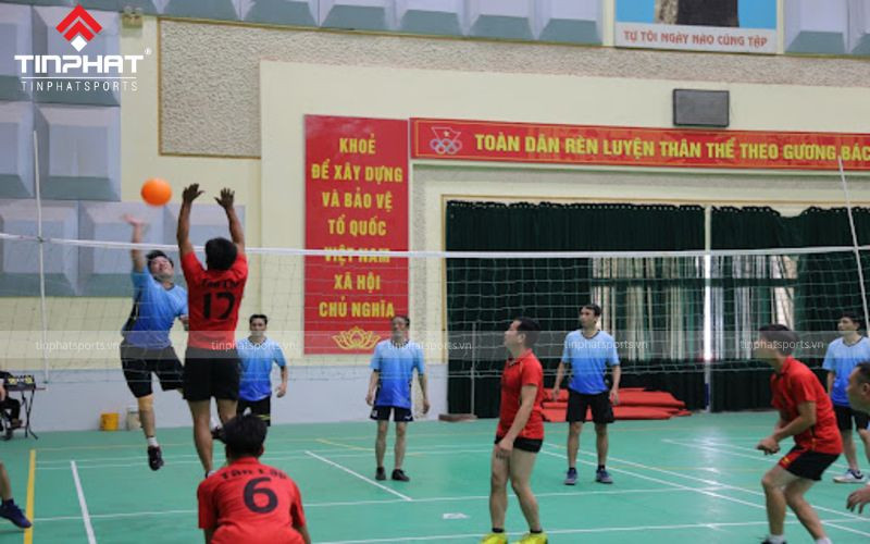 Một vận động viên đang thực hiện cú đập bóng chuyền hơi xoáy