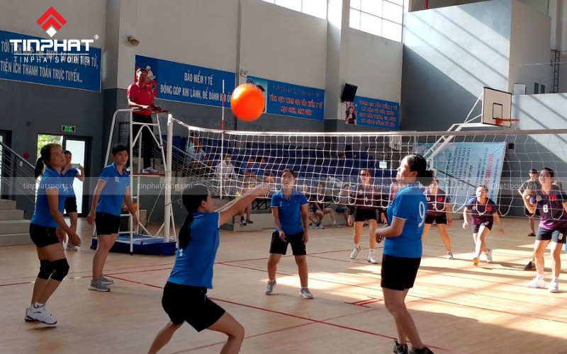 Một vận động viên đang thực hiện cú đỡ bóng, minh họa quy tắc chạm bóng liên tiếp trong bóng chuyền