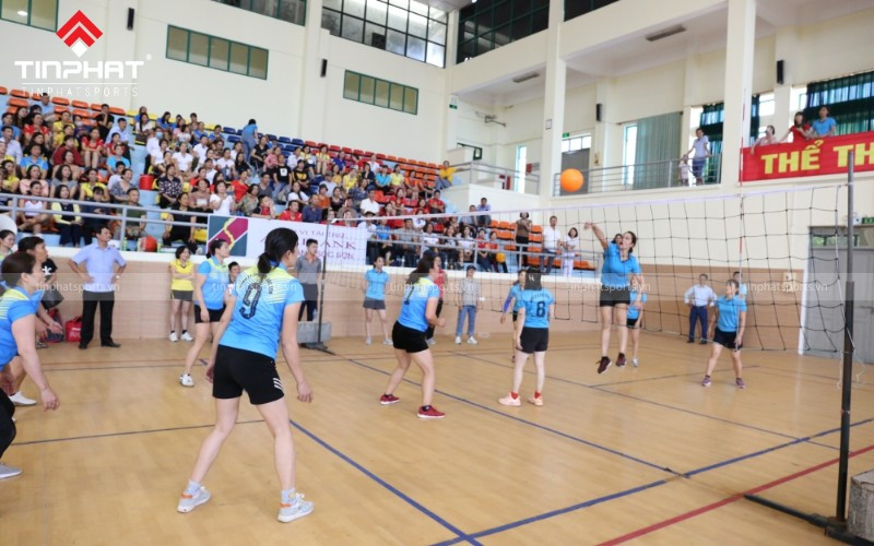 Một vận động viên đang thực hiện cú phát bóng, minh họa lỗi đạp vạch trong bóng chuyền
