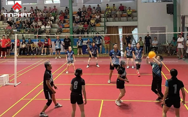 Một vận động viên đang thực hiện động tác chuyền bóng, minh họa lỗi dính bóng trong bóng chuyền