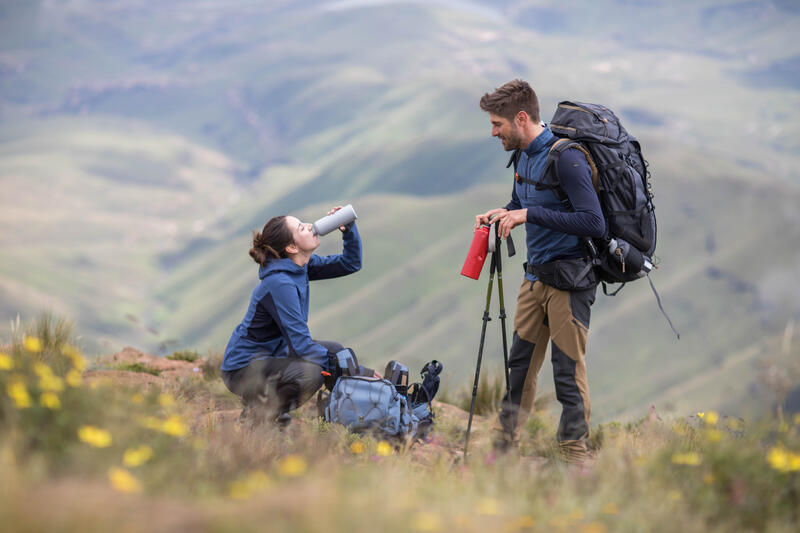 Người leo núi trekking trên địa hình đồi núi