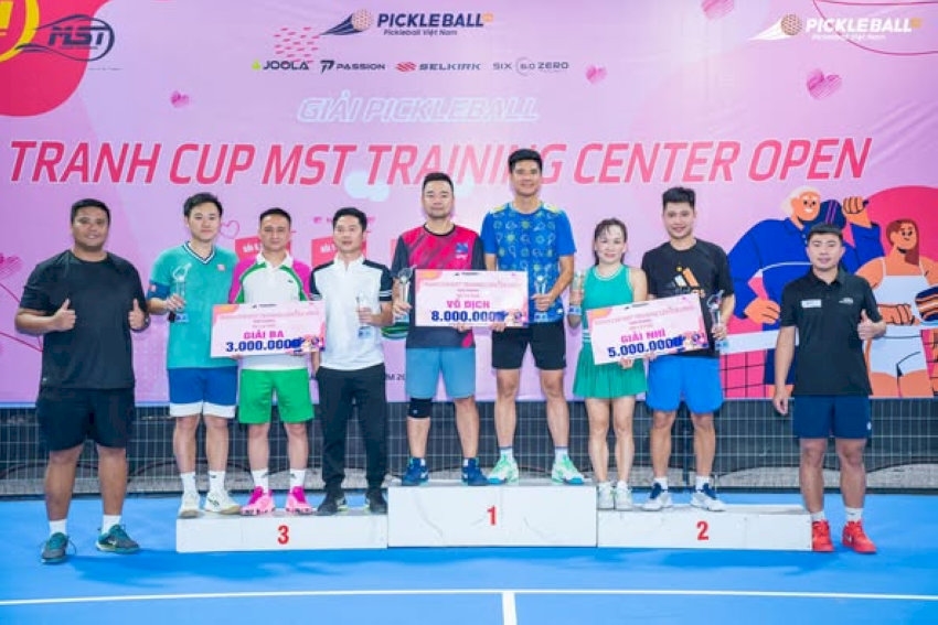 Người chơi Pickleball thi đấu sôi nổi tại giải đấu chuyên nghiệp của MST Pickleball Training Center, thể hiện tinh thần thể thao