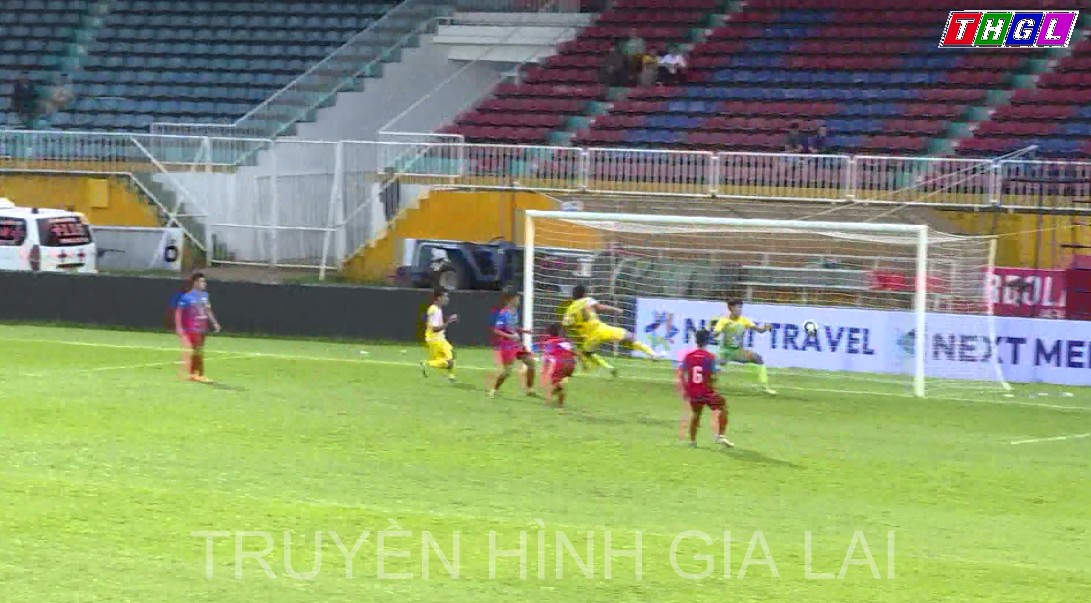 Một cầu thủ U15 Hoàng Anh Gia Lai đang thực hiện pha đá phạt trong trận đấu, thể hiện sự tập trung và kỹ thuật.