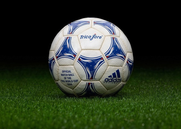 Mua quả bóng đá Adidas Tricolore, biểu tượng của sự đổi mới màu sắc