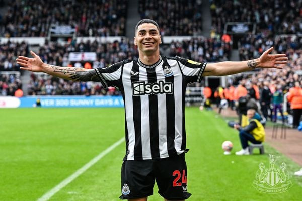Newcastle United với logo tài trợ Sela trên áo đấu mới