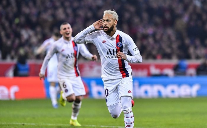 Neymar, một cầu thủ kỹ thuật tài năng, đang thực hiện pha đi bóng đẳng cấp