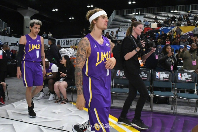 Ngô Diệc Phàm và Justin Bieber bước ra sân đấu