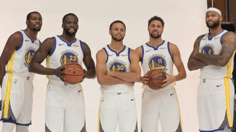Ngôi sao Stephen Curry của Golden State Warriors với pha ném 3 điểm, khẳng định đẳng cấp đội bóng rổ hàng đầu
