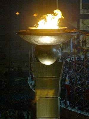 Ngọn đuốc SEA Games 22 được thắp sáng rực rỡ tại SVĐ Mỹ Đình, biểu tượng của bóng đá SEA Games 22 Việt Nam