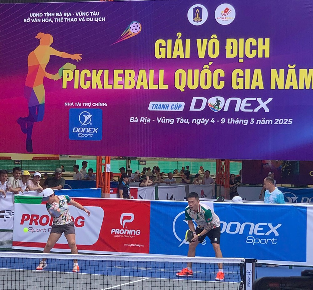Người chiến thắng nâng cao cup vô địch giải Pickleball Quốc gia 2025 sau một mùa giải thành công.