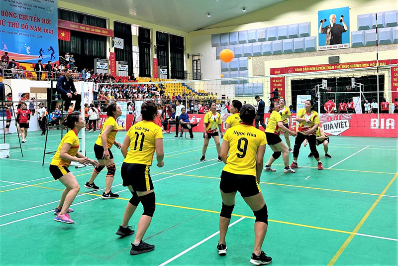 Người chơi bóng chuyền hơi cần duy trì vị trí chuẩn theo quy định để tránh lỗi