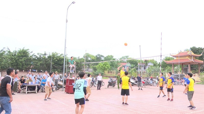 Người chơi bóng chuyền hơi đang giao lưu vui vẻ trên sân tập