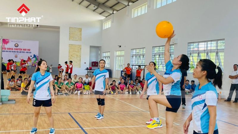 Người chơi bóng chuyền hơi đang khởi động trước trận đấu