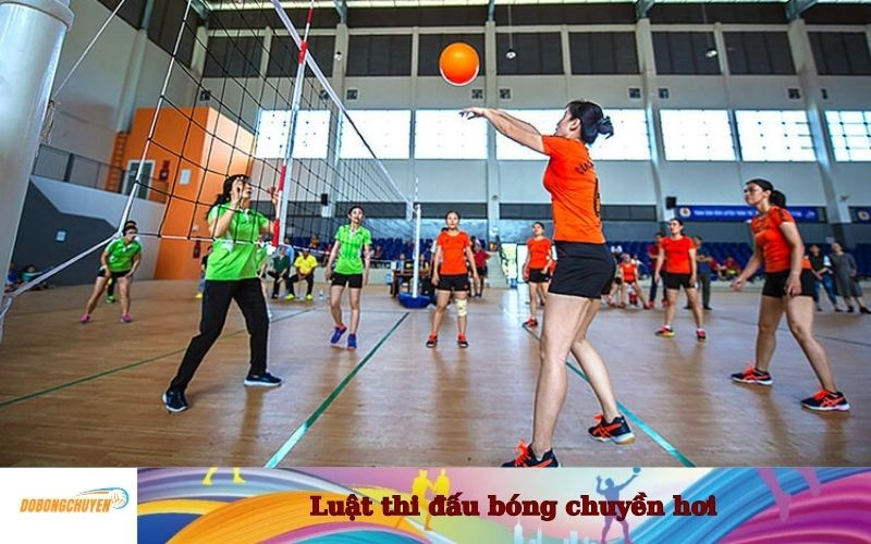Người chơi bóng chuyền hơi trên sân, minh họa luật thi đấu bóng chuyền hơi mới nhất
