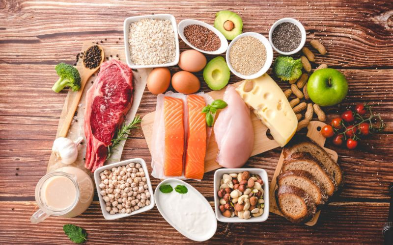 Người chơi bóng đá cần chế độ dinh dưỡng đầy đủ