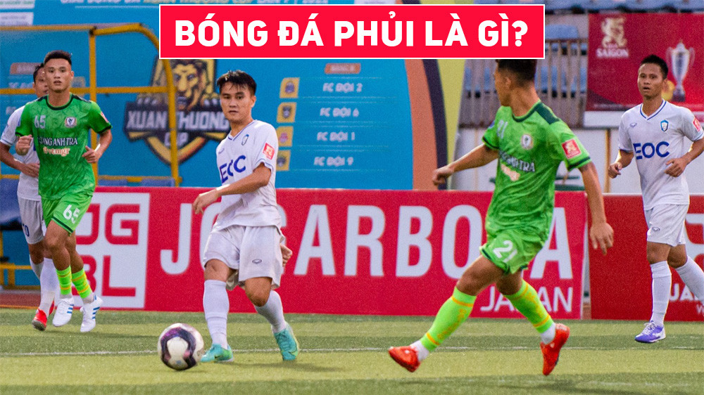 Người chơi bóng đá phủi nghiệp dư trên sân cỏ tự nhiên, thể hiện tinh thần phóng khoáng của bóng đá phủi