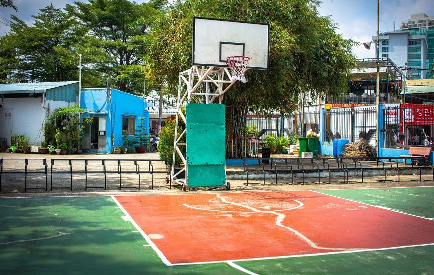 Người chơi khởi động kỹ lưỡng tại sân bóng rổ Hoa Lư, đảm bảo an toàn và nâng cao hiệu suất thi đấu.
