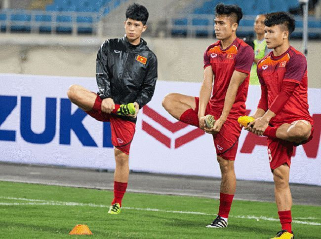 Người chơi thực hiện kỹ thuật khởi động trong bài hướng dẫn đá bóng cơ bản