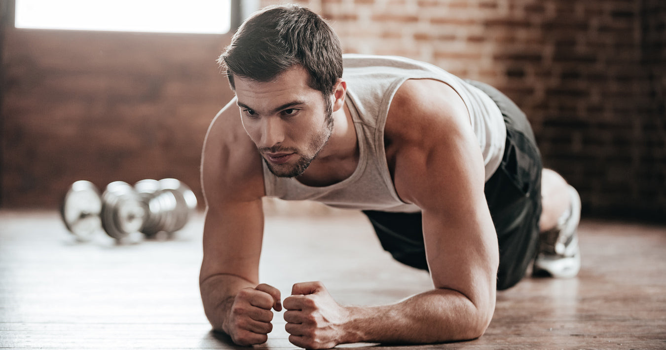 Người đang thực hiện bài tập Plank đúng tư thế, tập trung vào tăng cường cơ cốt lõi và sức bền