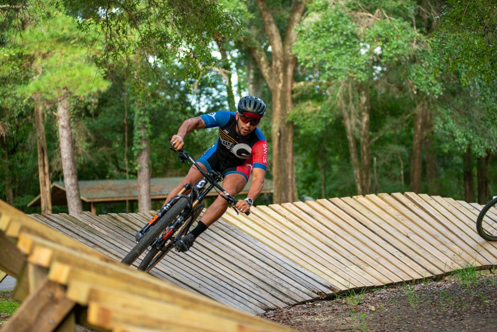 Người đạp xe địa hình tại Santos Trailhead Florida