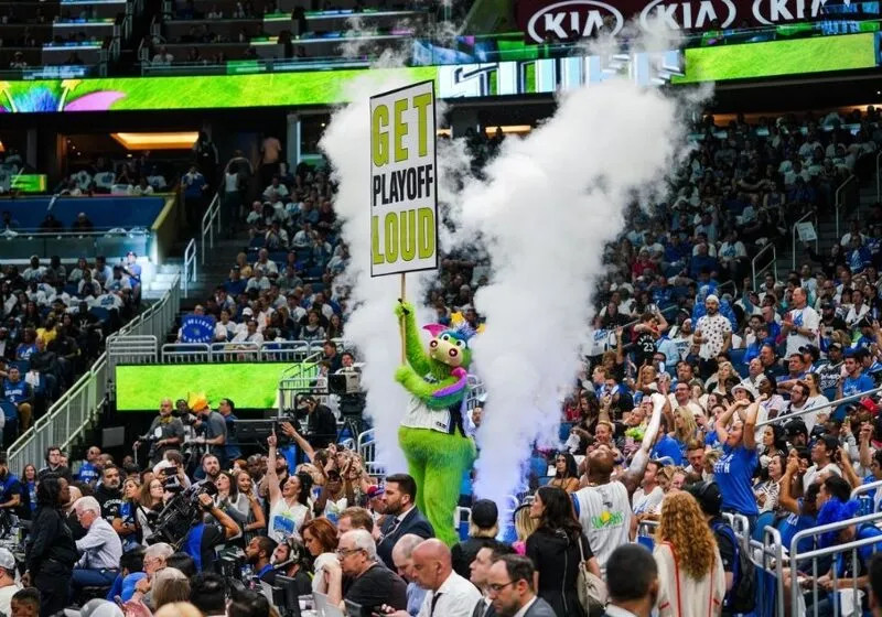 Người hâm mộ cuồng nhiệt của đội bóng rổ Orlando Magic tại Amway Center