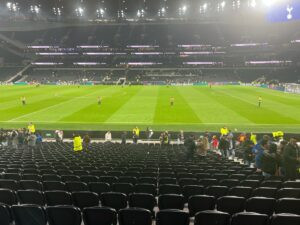Người hâm mộ trải nghiệm không khí cuồng nhiệt khi mua vé xem bóng đá tại London