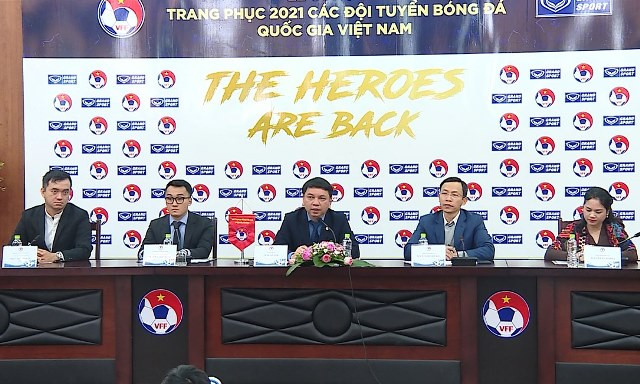 Người hâm mộ tự hào khoác trên mình áo thi đấu bóng đá Việt Nam, biểu tượng của niềm đam mê