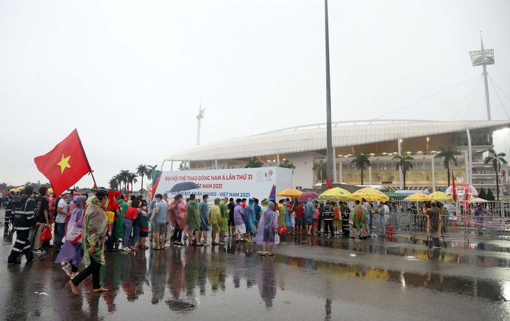 Người hâm mộ Việt Nam vào sân vận động quốc gia Mỹ Đình ở SEA Games 31