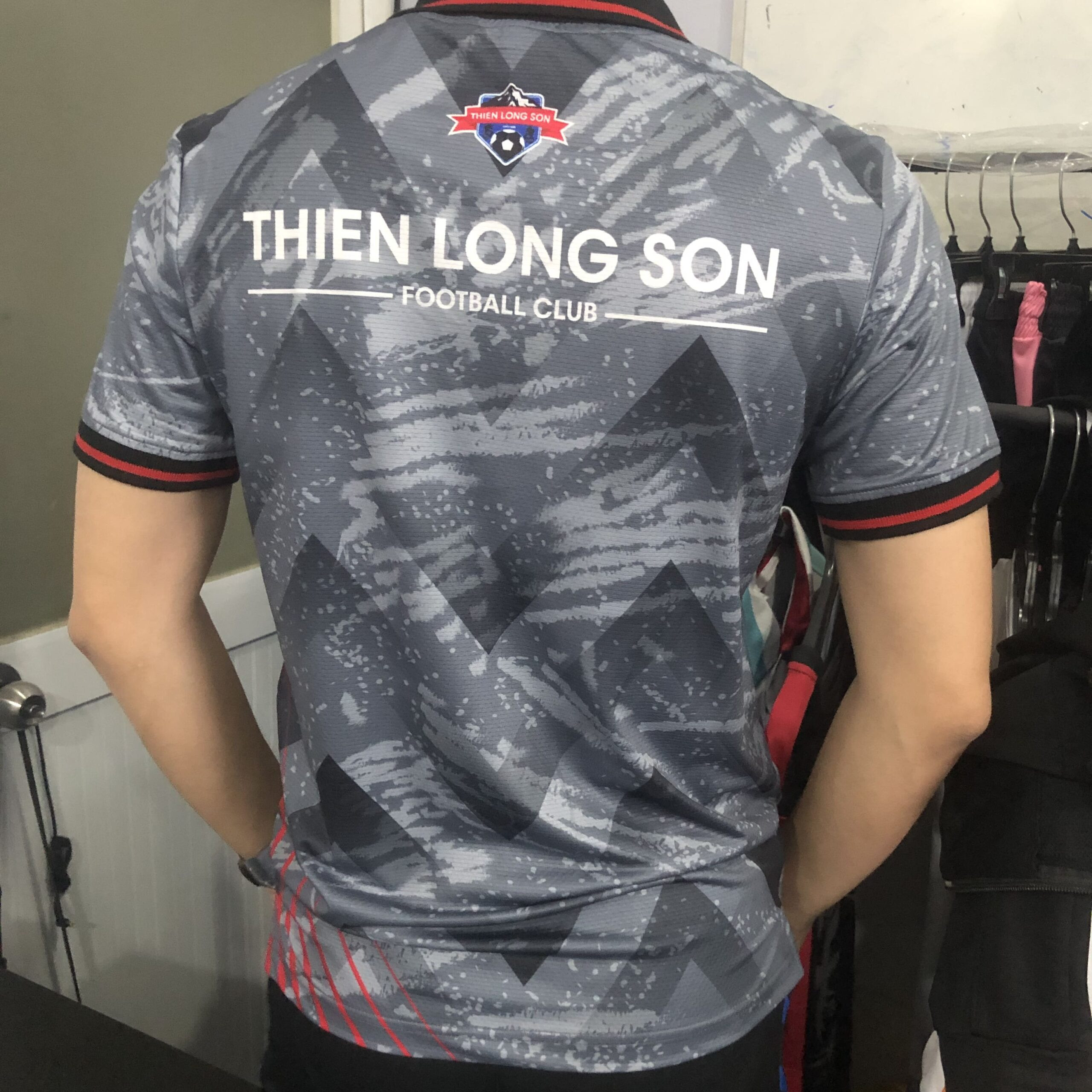 Người mẫu nữ mặc áo di chuyển bóng đá Thiên Long Sơn màu xanh năng động