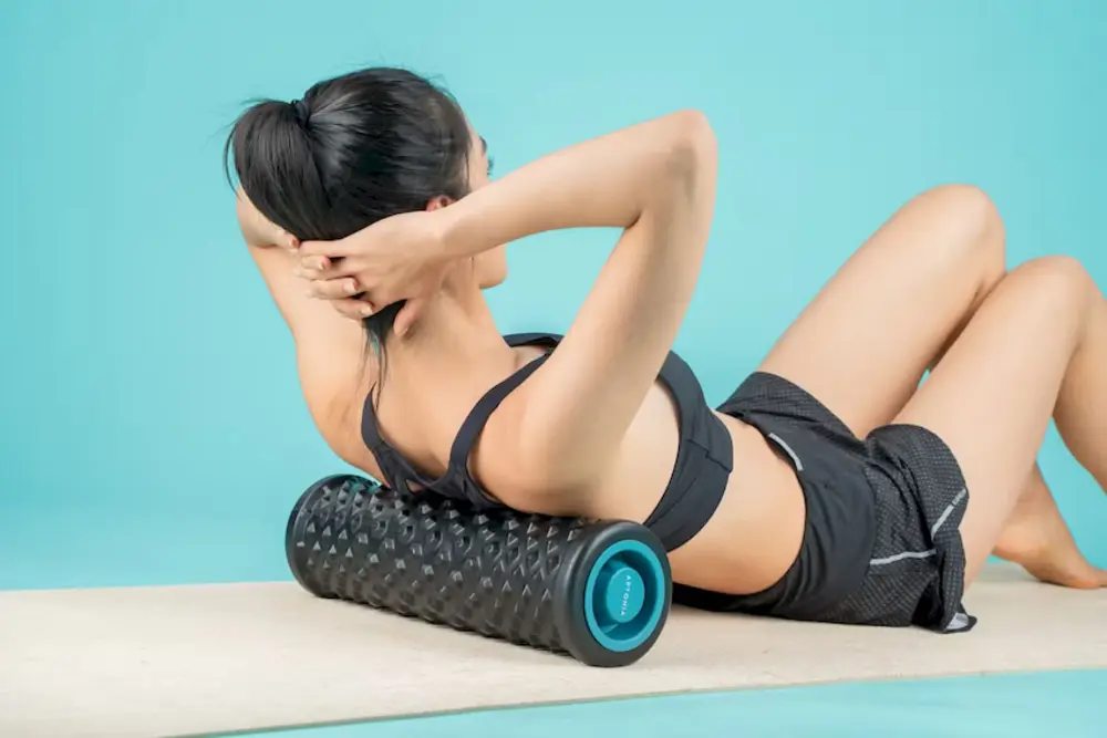 Nữ giới thư giãn sau buổi tập, minh họa tầm quan trọng của phục hồi trong lịch tập gym cho nữ